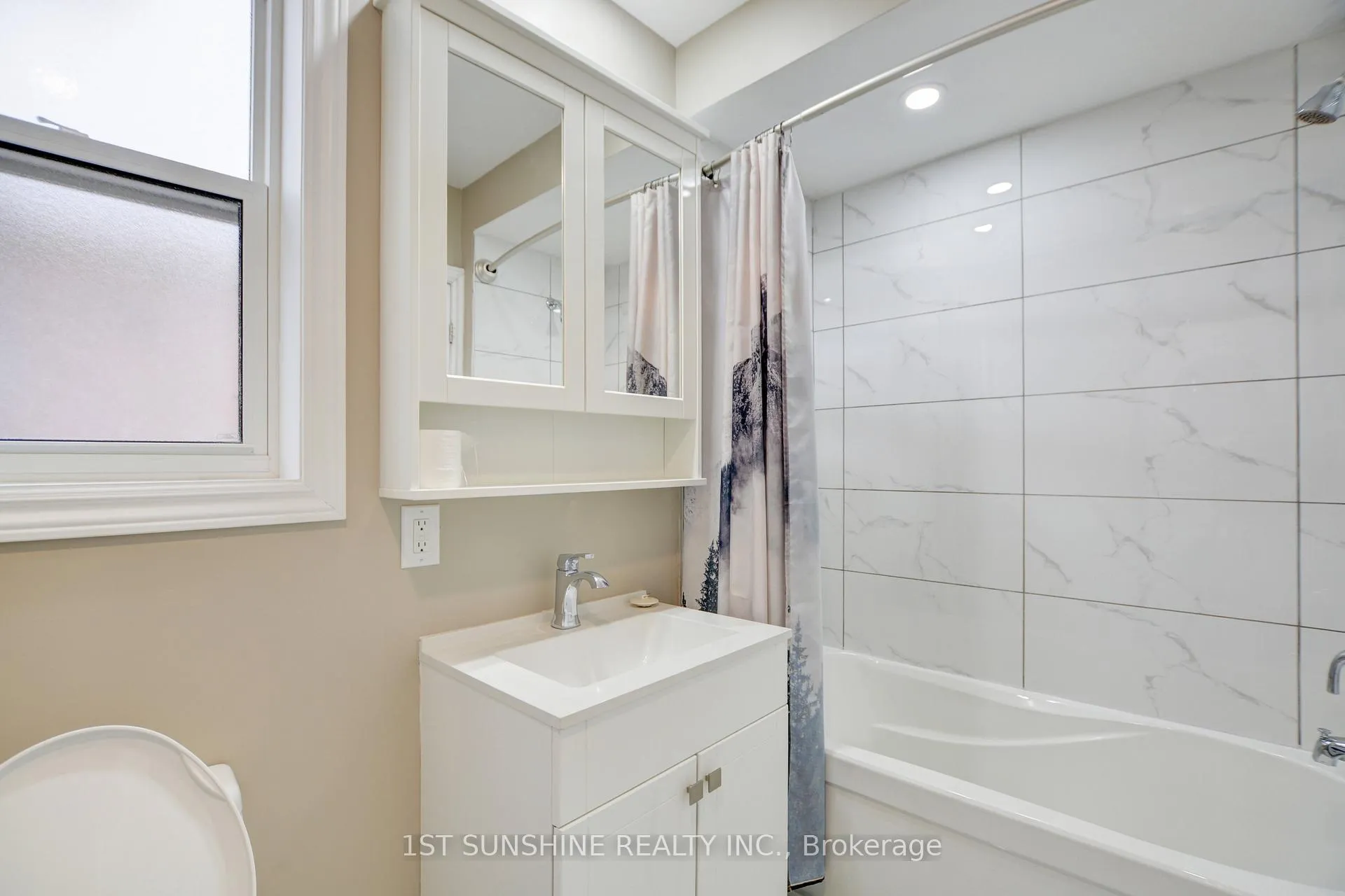 Photo 9 of Unit Upper, 1338 Monterey Avenue, Hamilton, Bartonville — HOMEH