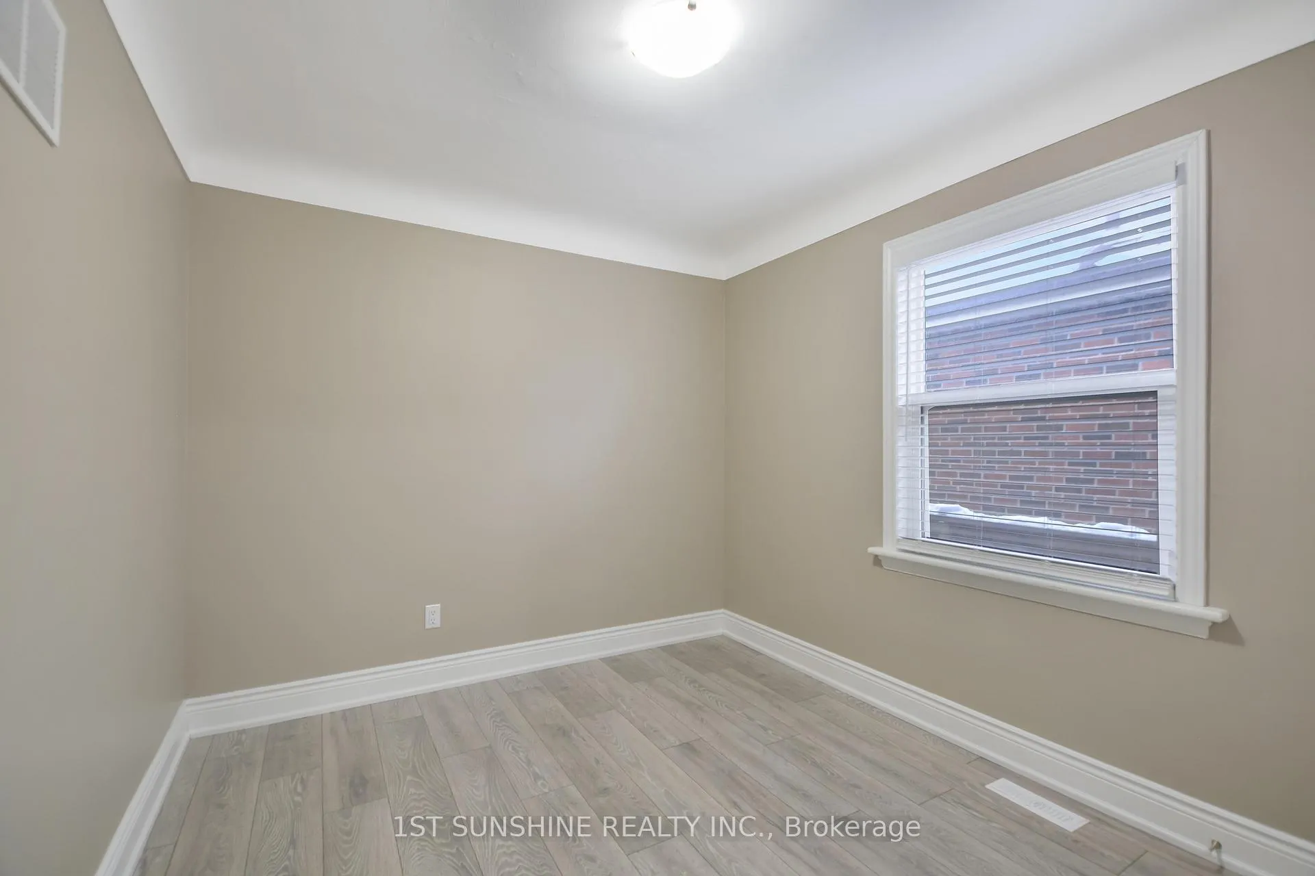 Photo 10 of Unit Upper, 1338 Monterey Avenue, Hamilton, Bartonville — HOMEH