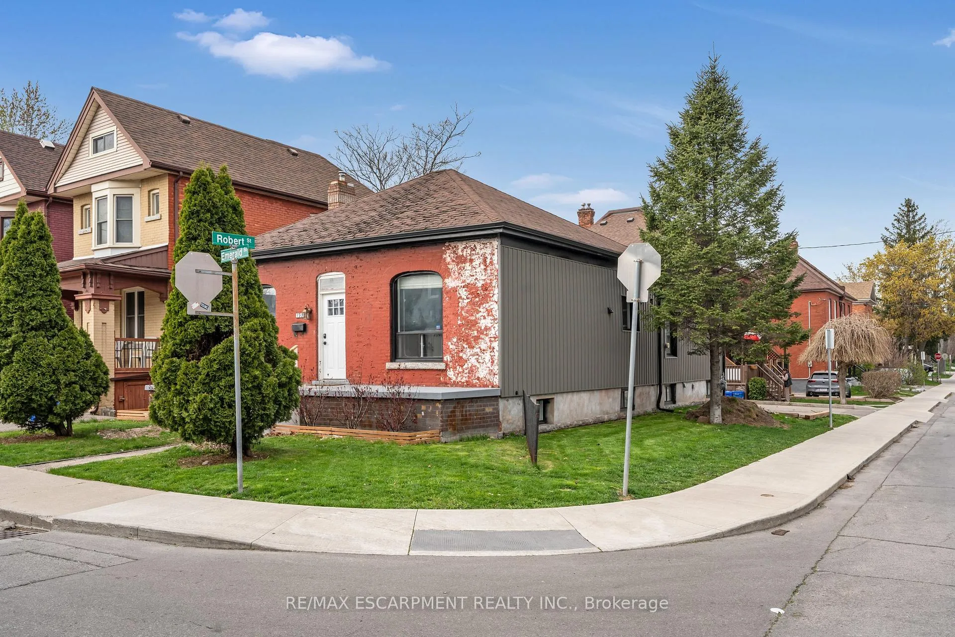 Photo 4 of 197 Emerald Street N, Hamilton, Landsdale — HOMEH