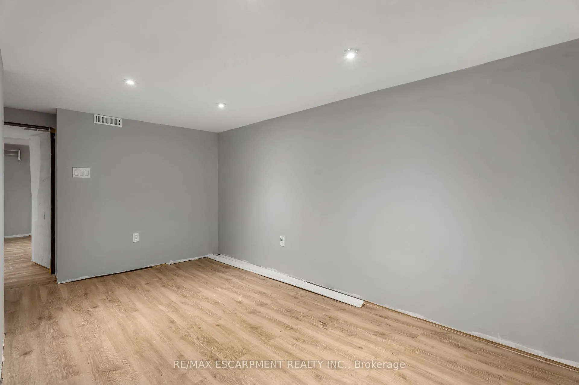 Photo 22 of 197 Emerald Street N, Hamilton, Landsdale — HOMEH