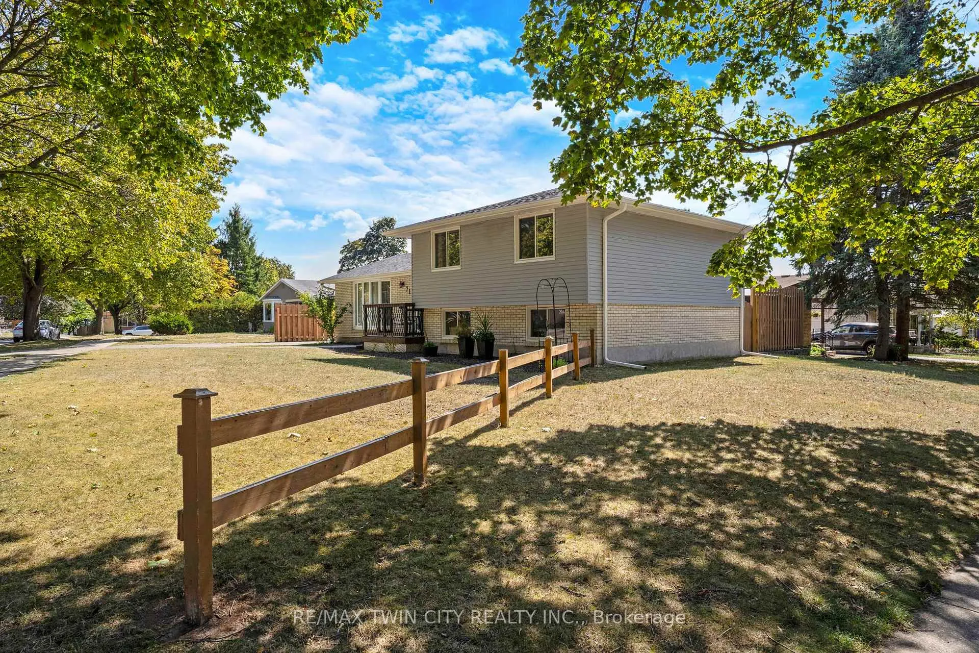 Photo 3 of 71 Pepperwood Crescent, Kitchener — HOMEH