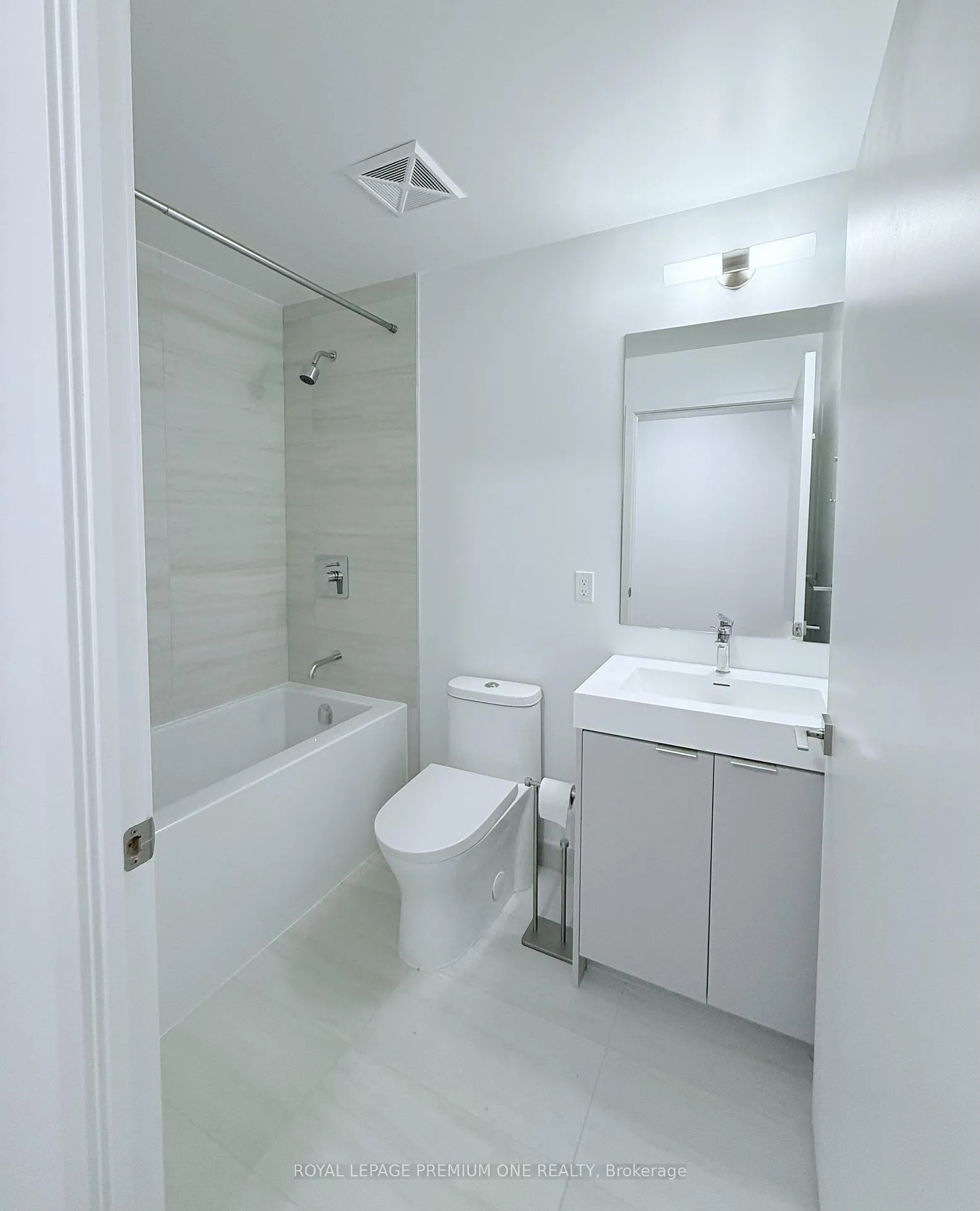 Photo 3 of Unit 302, 474 Caldari Road E, Vaughan, Concord — HOMEH