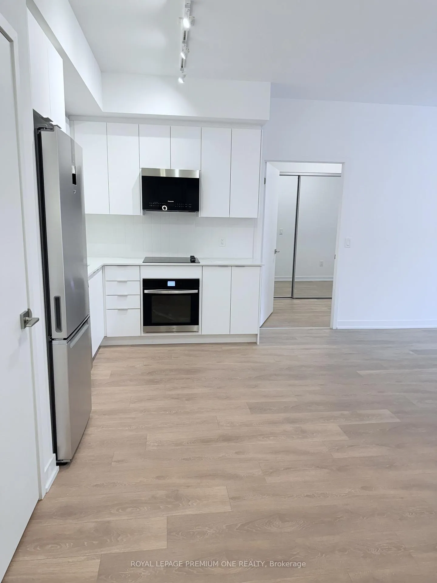 Photo 4 of Unit 302, 474 Caldari Road E, Vaughan, Concord — HOMEH