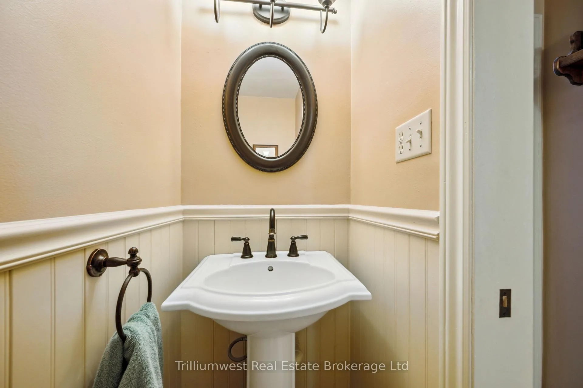 Photo 10 of 291 Faraday Court, Waterloo — HOMEH