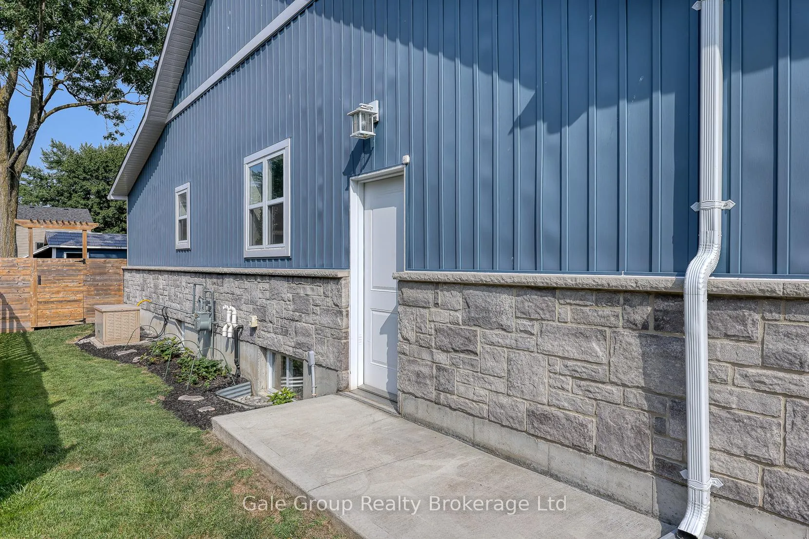 Photo 6 of 435 Queen Street, Lucan Biddulph, Granton — HOMEH