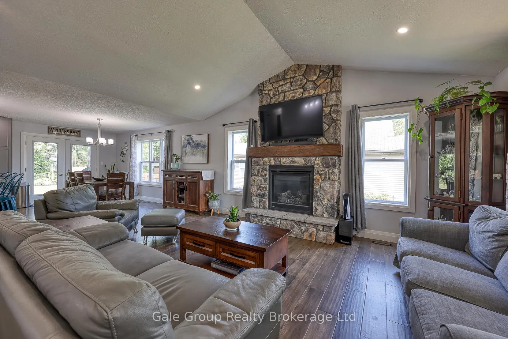 Photo 10 of 435 Queen Street, Lucan Biddulph, Granton — HOMEH