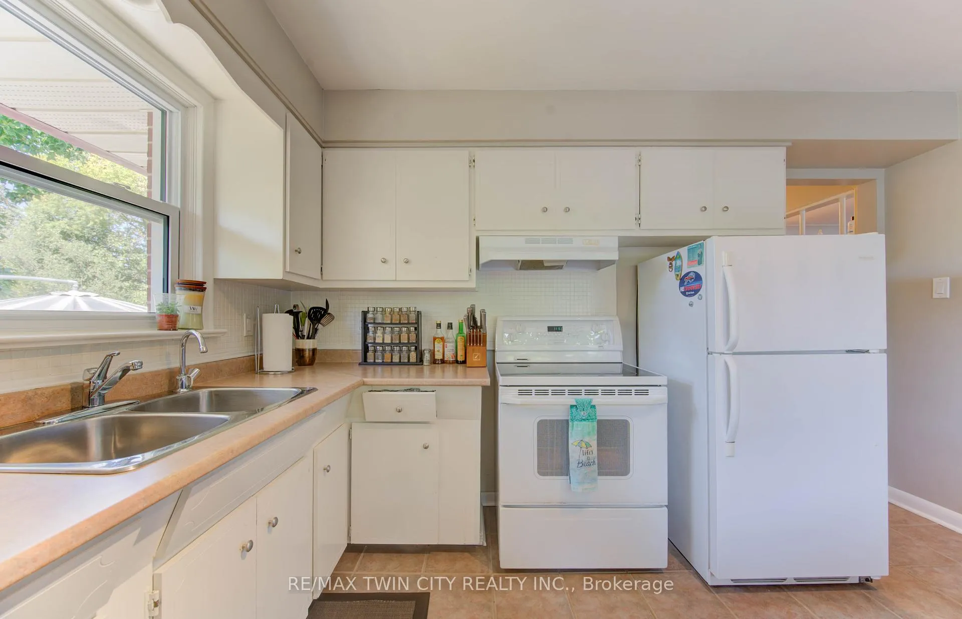 Photo 10 of 120 Fourth Avenue, Kitchener — HOMEH
