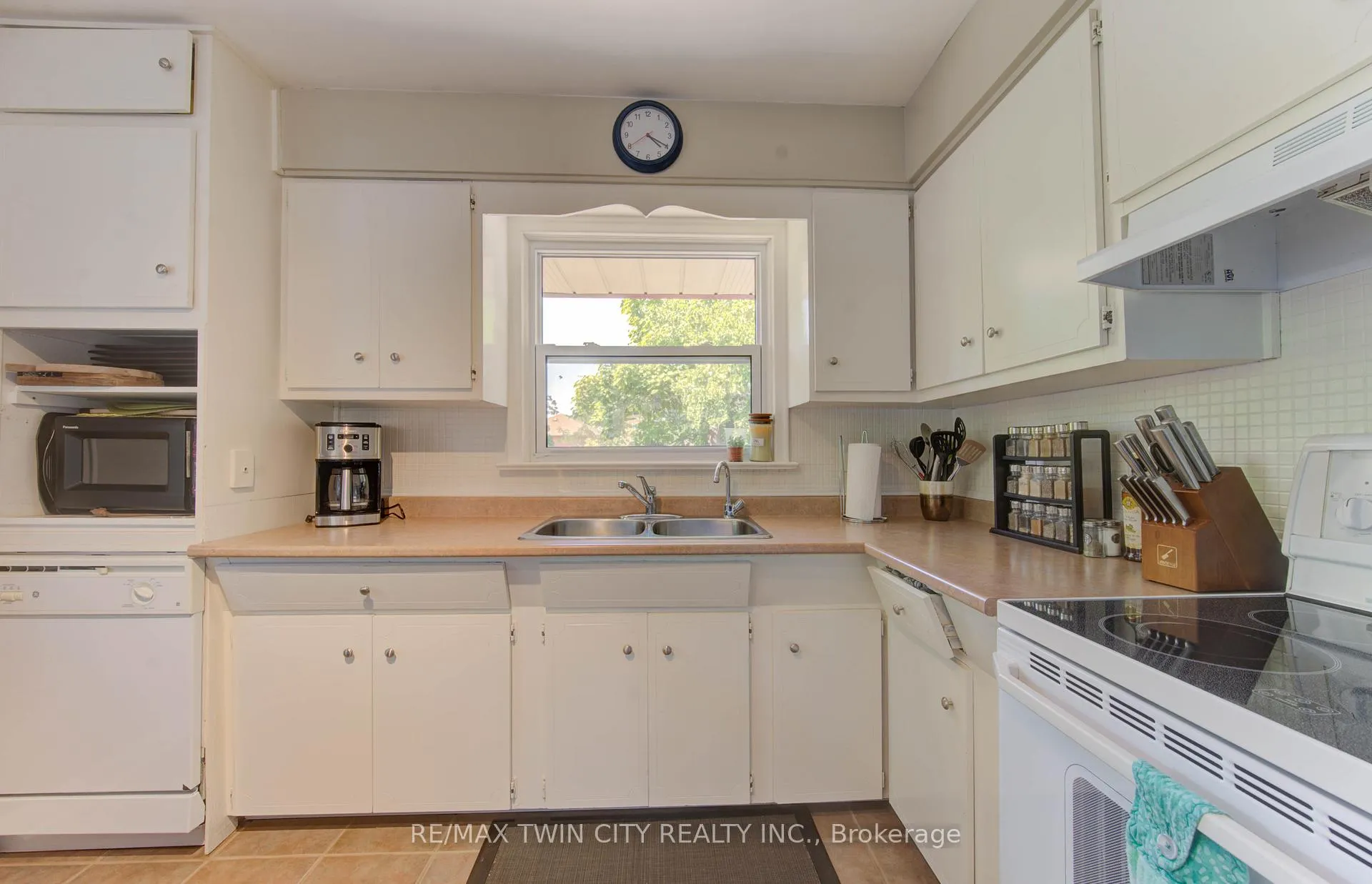 Photo 12 of 120 Fourth Avenue, Kitchener — HOMEH