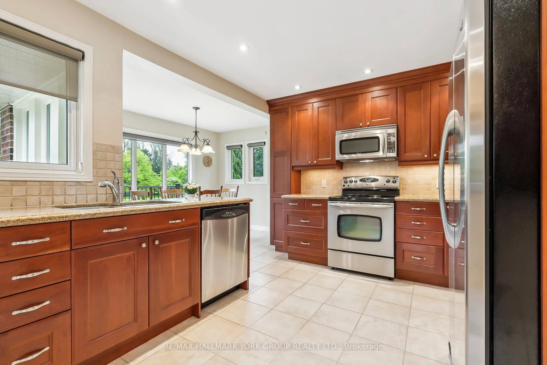 Photo 13 of 1 Kingscross Drive, King, King City — HOMEH