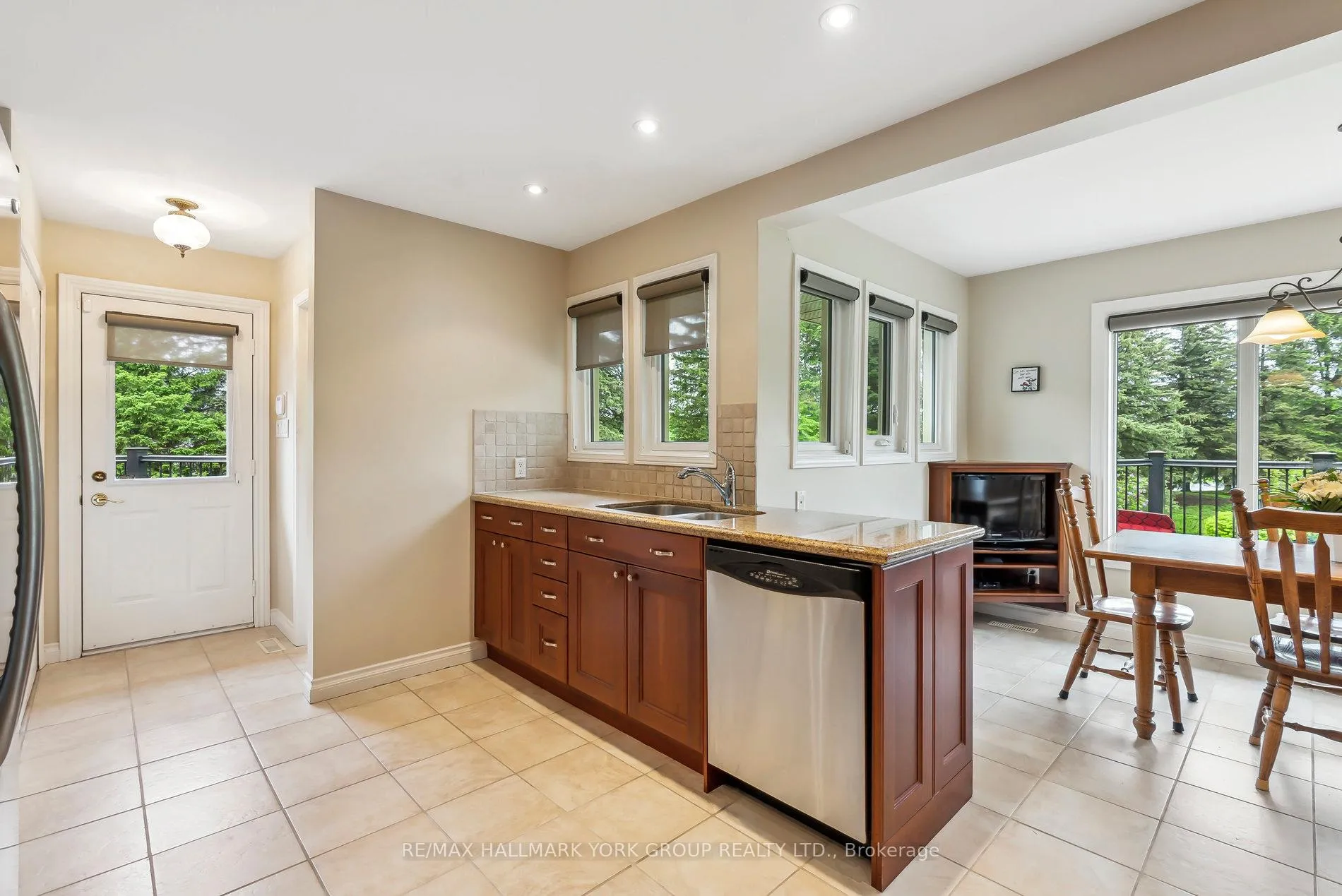 Photo 16 of 1 Kingscross Drive, King, King City — HOMEH
