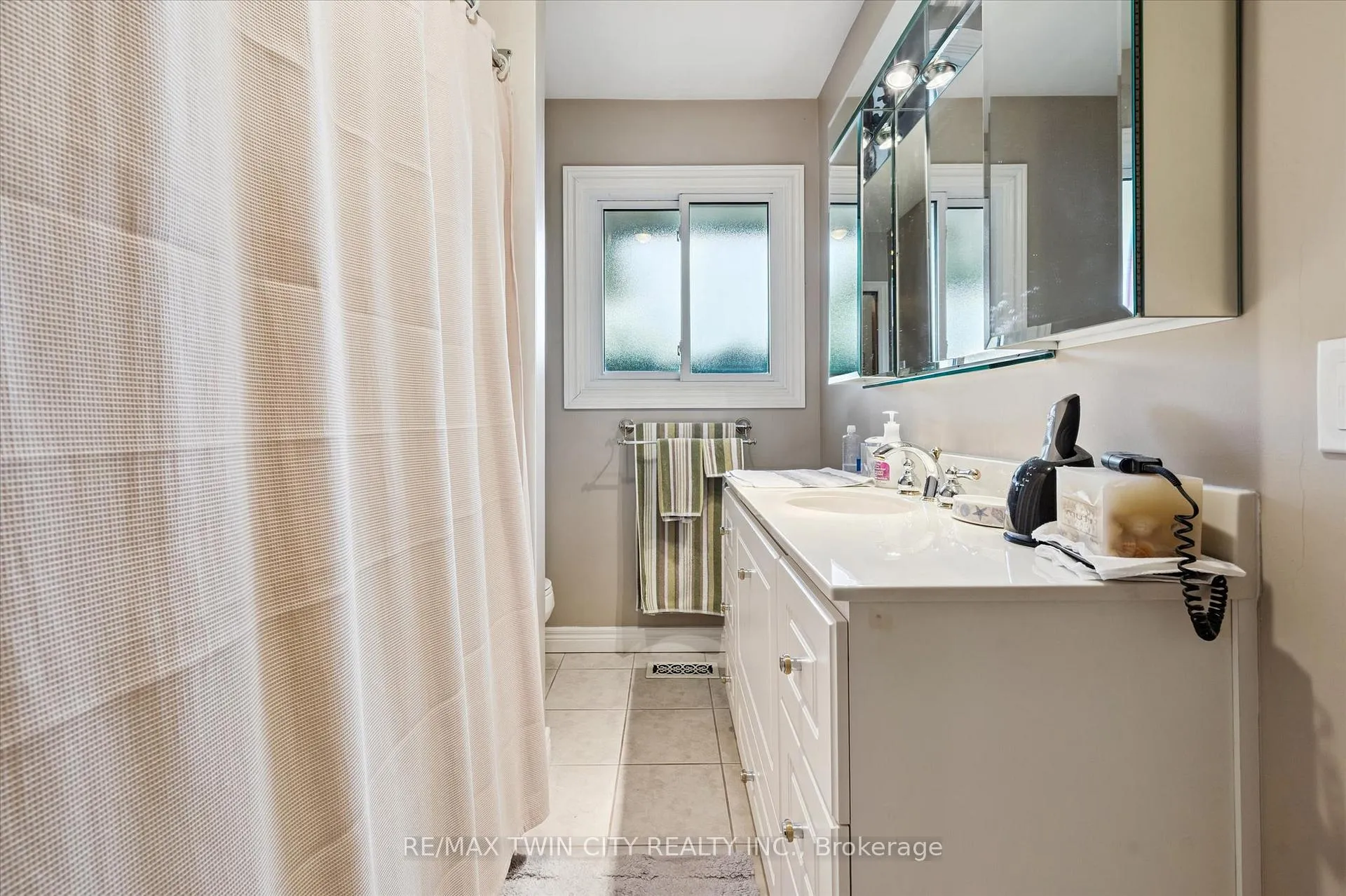 Photo 20 of 41 Boniface Avenue, Kitchener — HOMEH