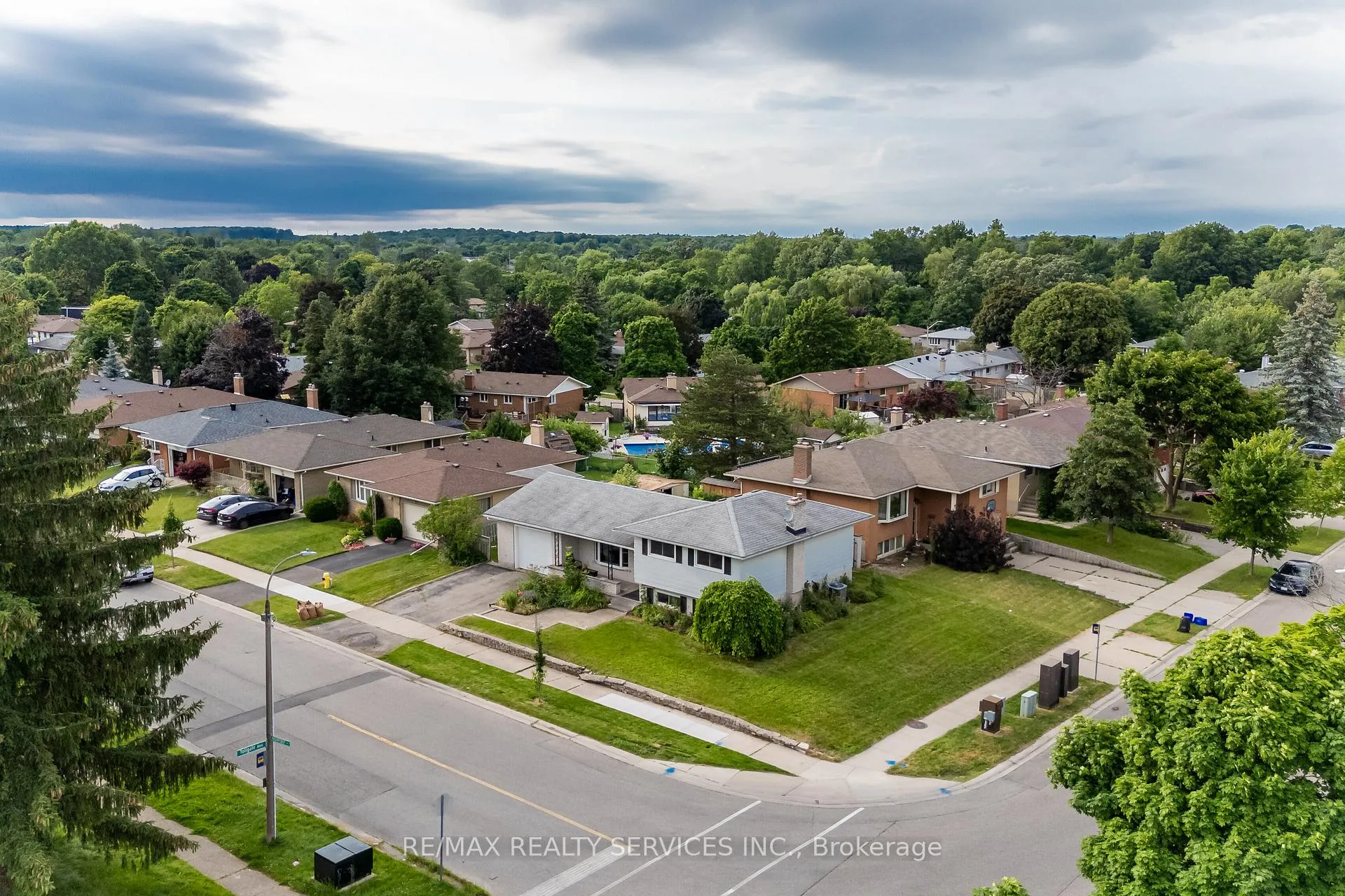 Photo 3 of 560 Highpoint Avenue, Waterloo — HOMEH