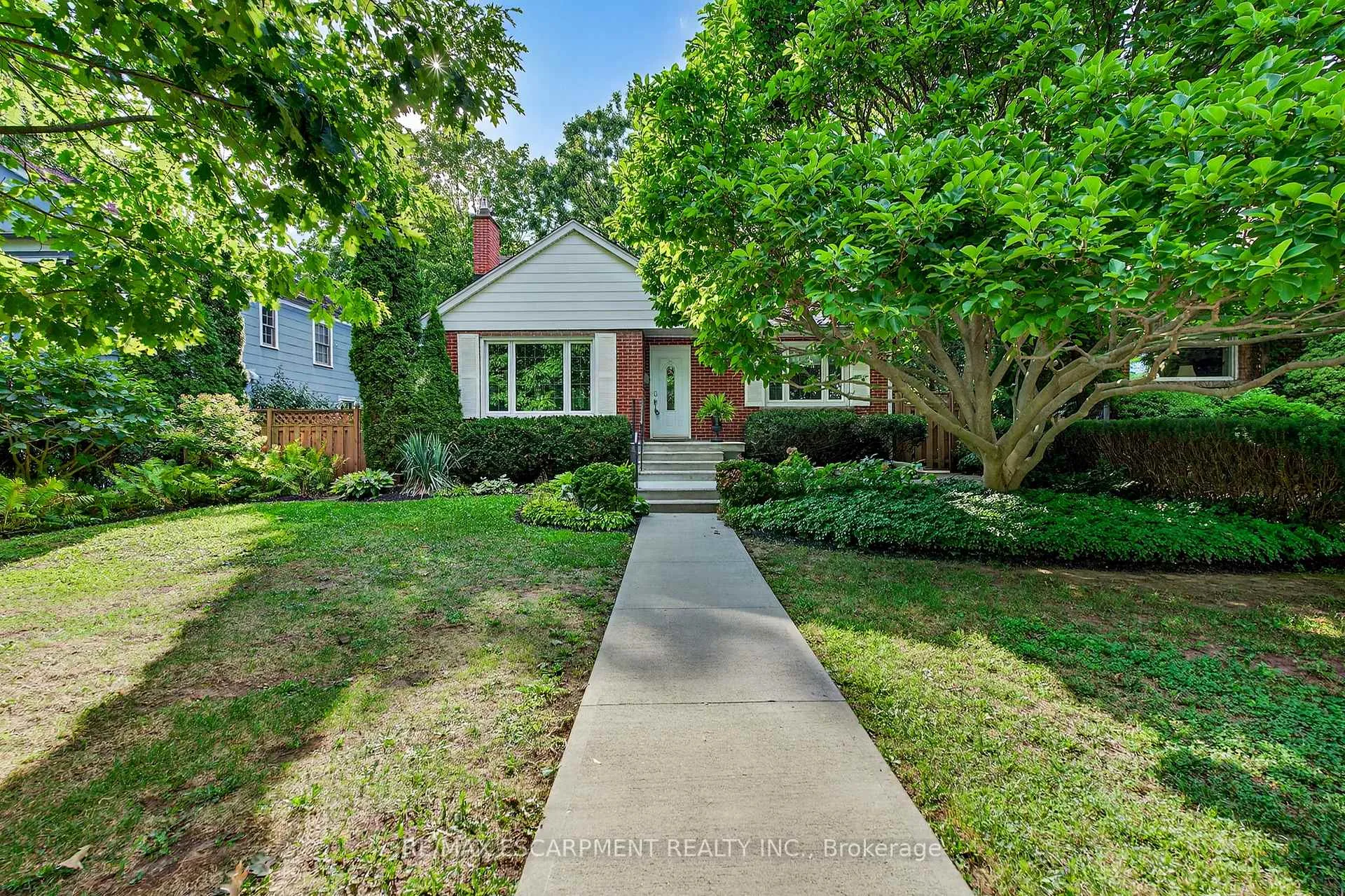 Photo 2 of 16 Parkview Row, Hamilton, Dundas — HOMEH