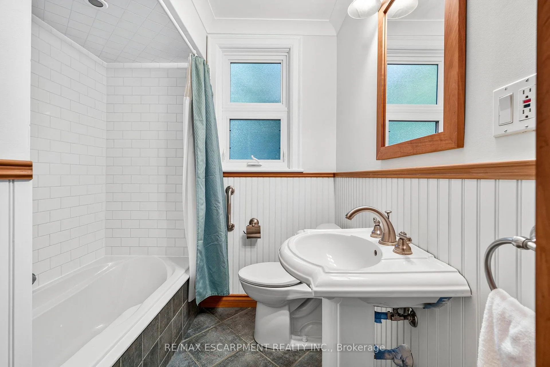 Photo 25 of 16 Parkview Row, Hamilton, Dundas — HOMEH