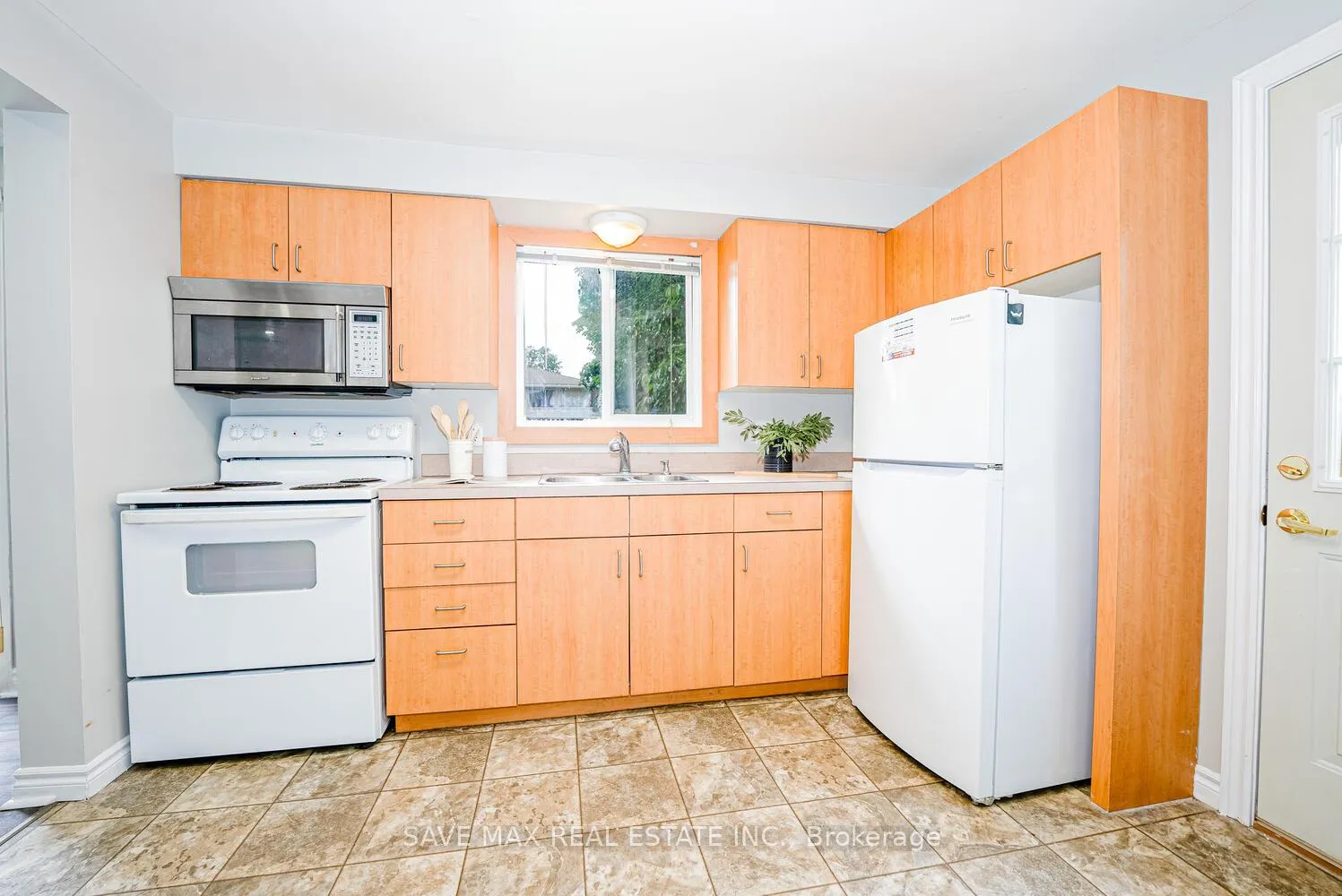Photo 13 of 88 Harcourt Crescent, Kitchener — HOMEH