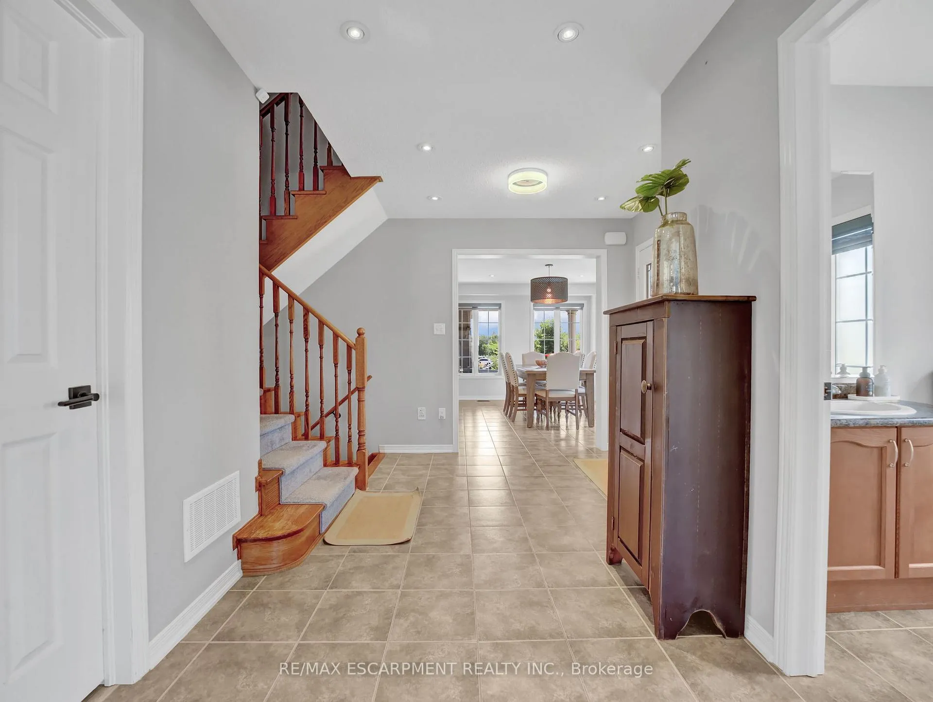 Photo 3 of 100 Burke Street, Hamilton, Waterdown — HOMEH