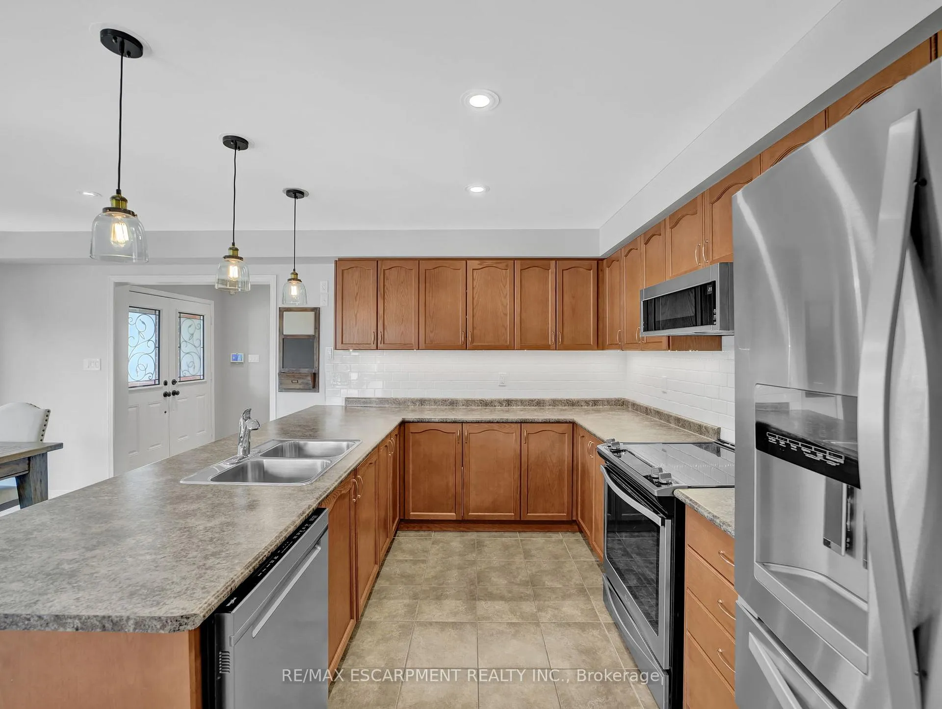 Photo 11 of 100 Burke Street, Hamilton, Waterdown — HOMEH