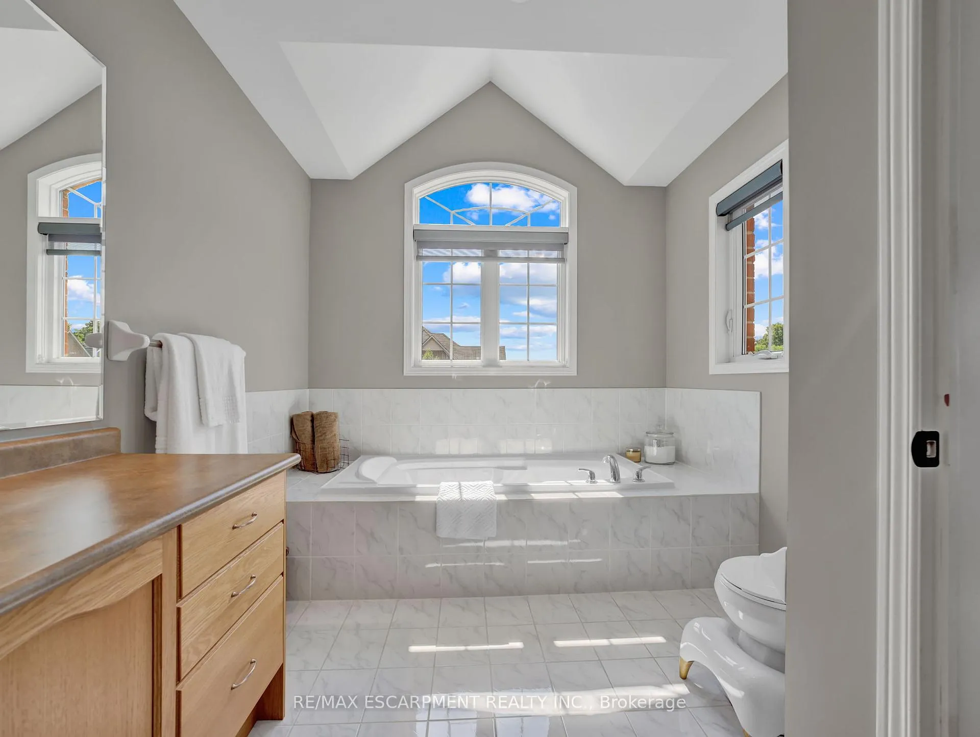 Photo 16 of 100 Burke Street, Hamilton, Waterdown — HOMEH