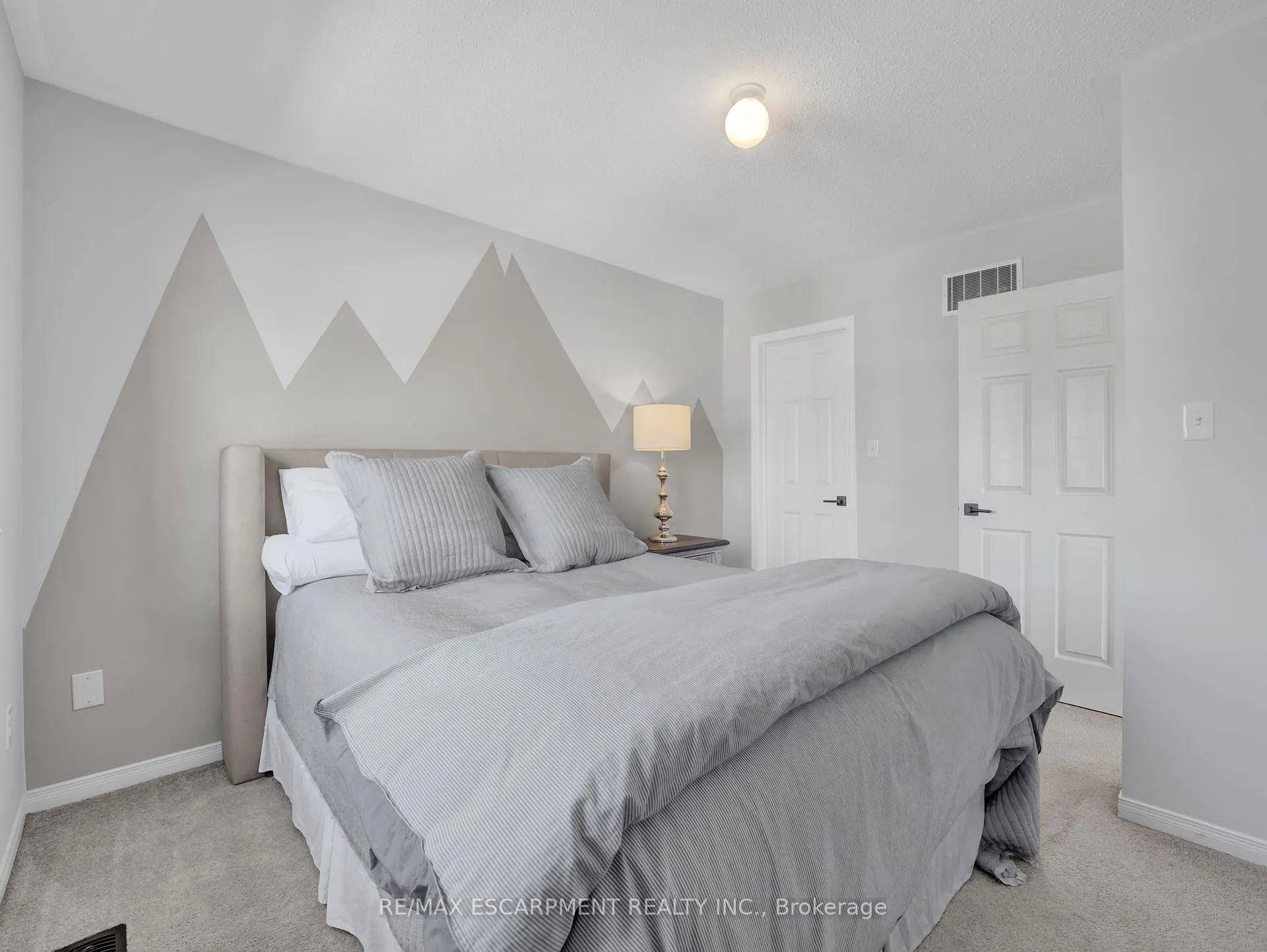 Photo 21 of 100 Burke Street, Hamilton, Waterdown — HOMEH