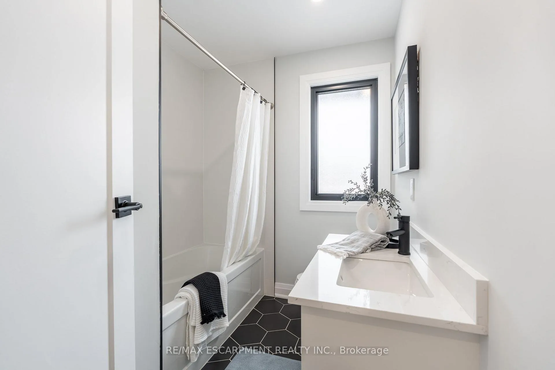 Photo 31 of 11 James Street, Hamilton, Waterdown — HOMEH