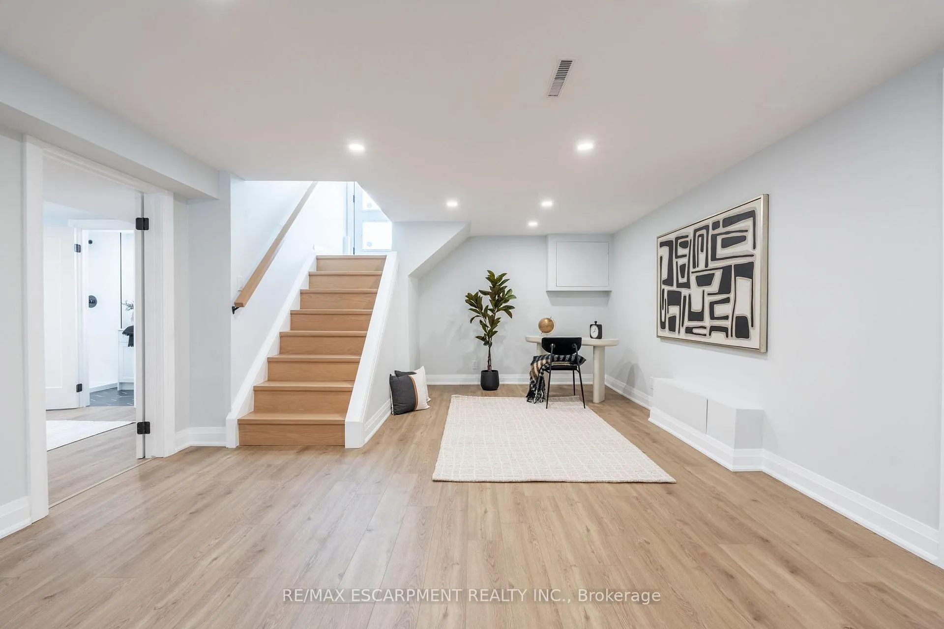 Photo 35 of 11 James Street, Hamilton, Waterdown — HOMEH
