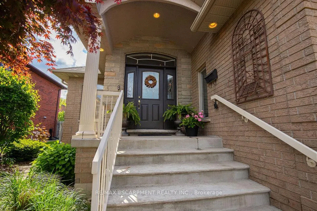 Photo 3 of 10 Shadeland Crescent, Hamilton, Stoney Creek — HOMEH