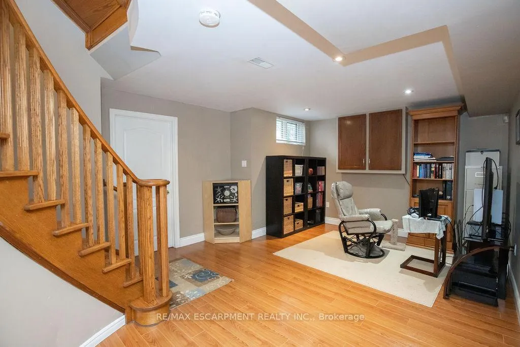 Photo 31 of 10 Shadeland Crescent, Hamilton, Stoney Creek — HOMEH