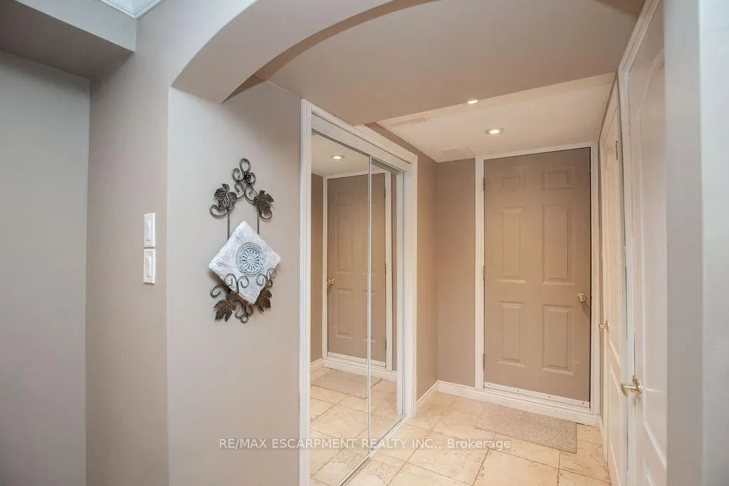 Photo 37 of 10 Shadeland Crescent, Hamilton, Stoney Creek — HOMEH