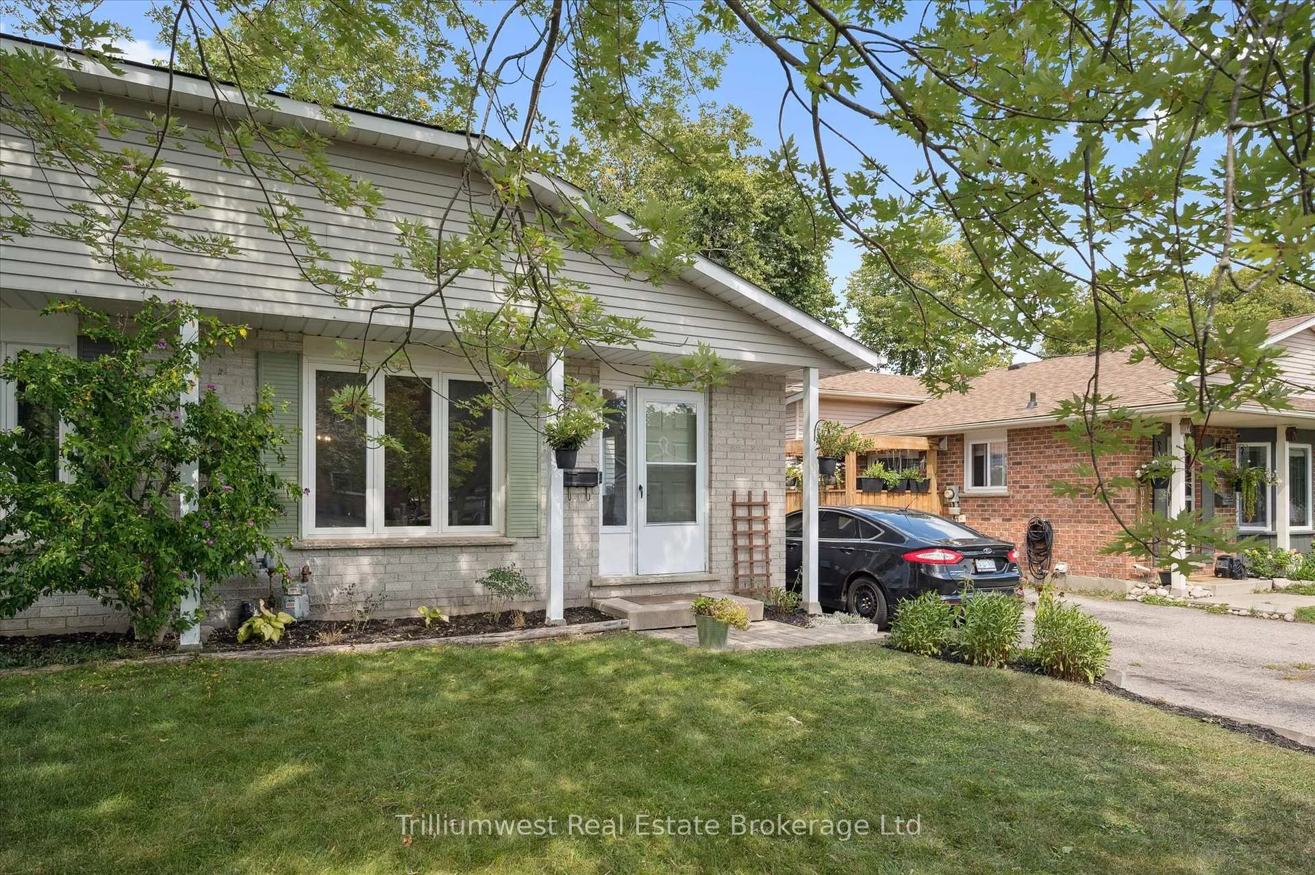 Photo 2 of 427B Dayna Crescent, Waterloo — HOMEH