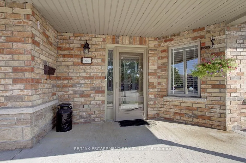 Photo 4 of 44 Irongate Drive, Brant, Paris — HOMEH