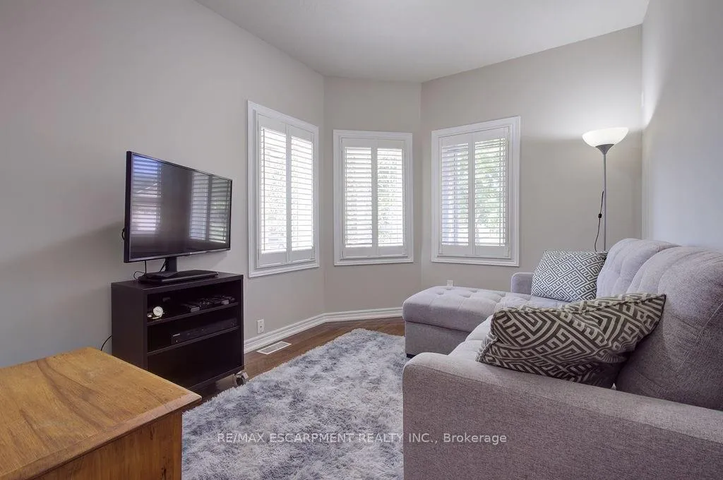 Photo 20 of 44 Irongate Drive, Brant, Paris — HOMEH