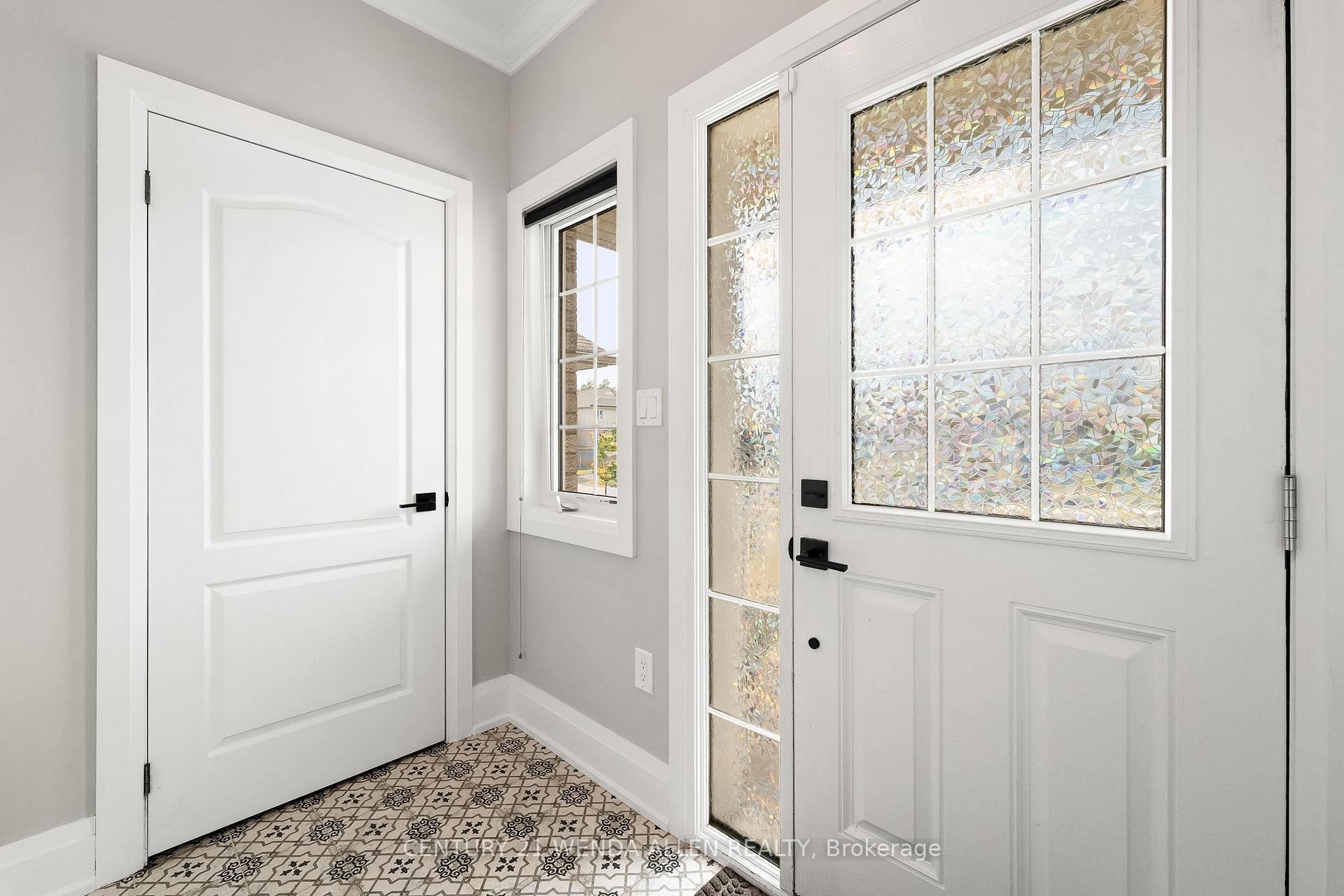 Photo 5 of 27 Page Place, Clarington, Courtice — HOMEH
