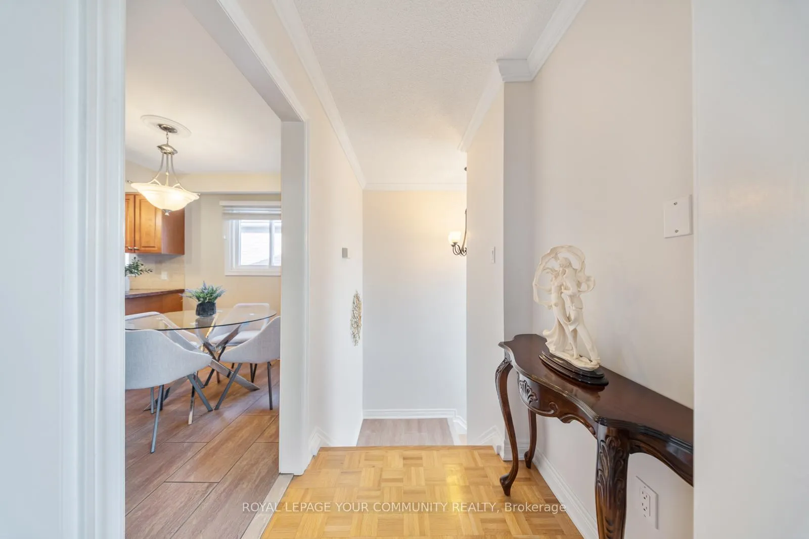 Photo 5 of 72 Ashburn Crescent, Vaughan, East Woodbridge — HOMEH