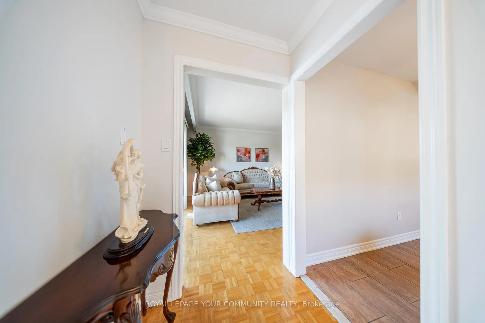 Photo 6 of 72 Ashburn Crescent, Vaughan, East Woodbridge — HOMEH