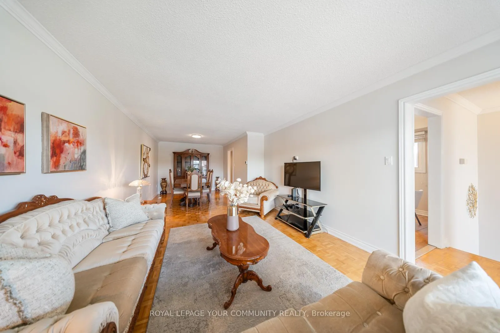 Photo 8 of 72 Ashburn Crescent, Vaughan, East Woodbridge — HOMEH