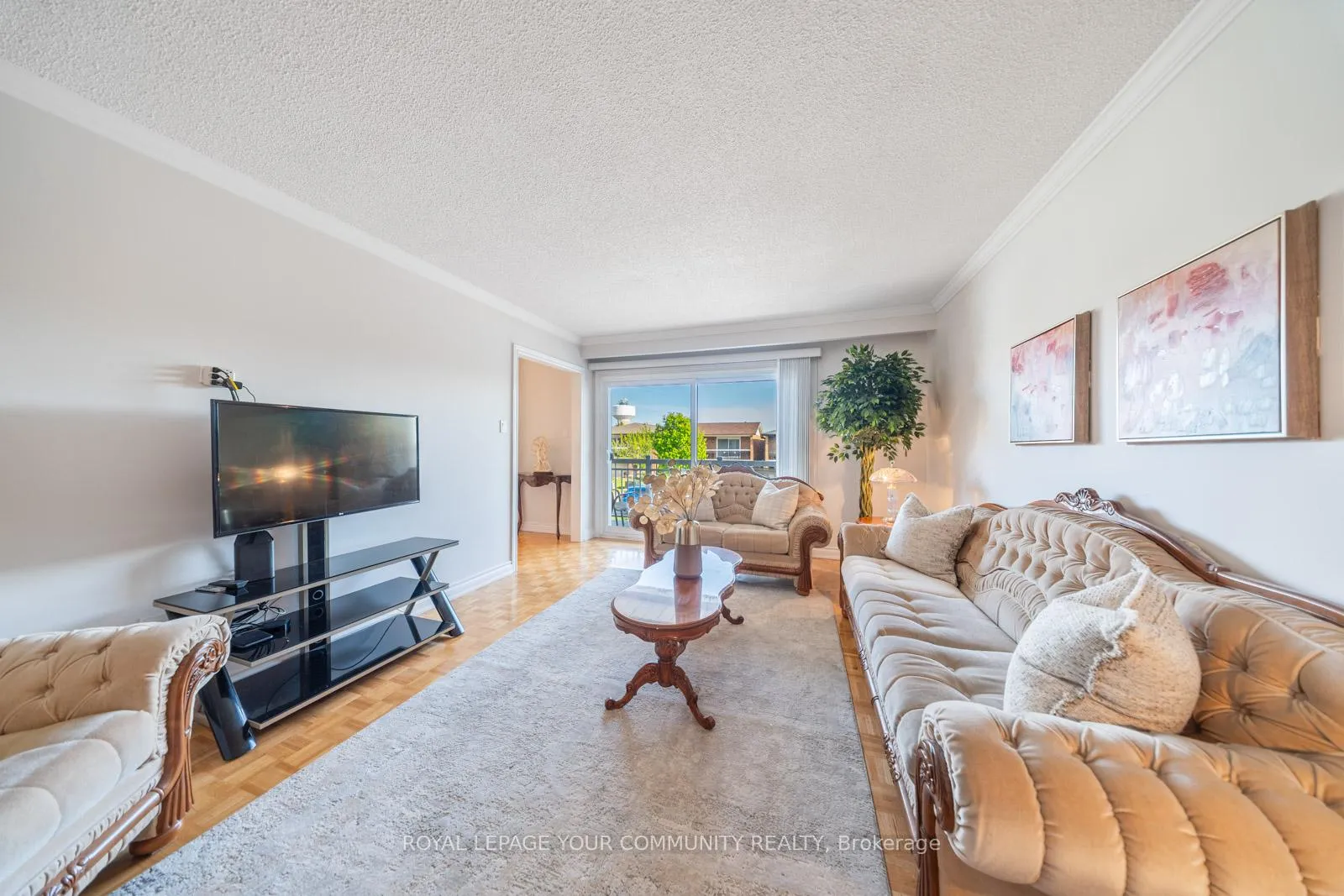 Photo 9 of 72 Ashburn Crescent, Vaughan, East Woodbridge — HOMEH