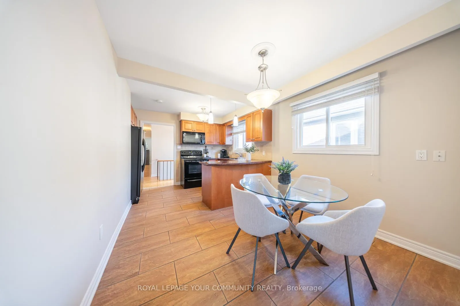 Photo 13 of 72 Ashburn Crescent, Vaughan, East Woodbridge — HOMEH