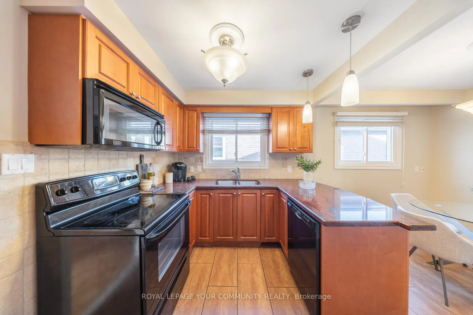 Photo 16 of 72 Ashburn Crescent, Vaughan, East Woodbridge — HOMEH
