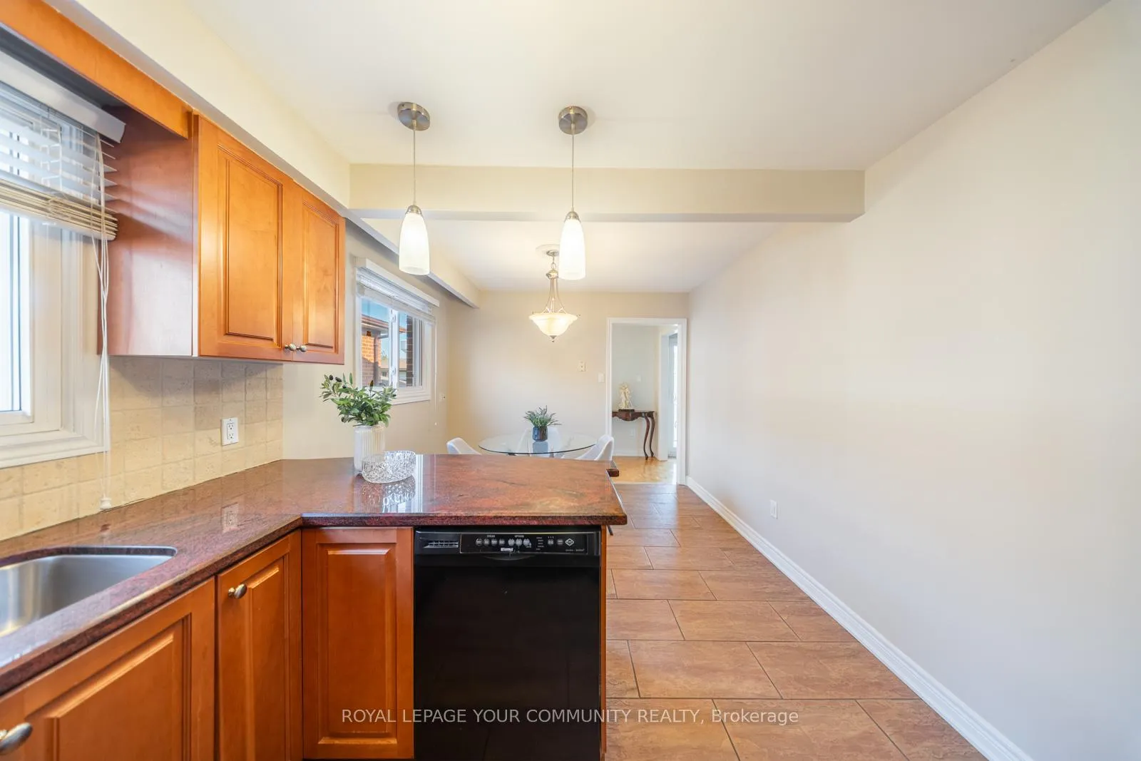 Photo 18 of 72 Ashburn Crescent, Vaughan, East Woodbridge — HOMEH