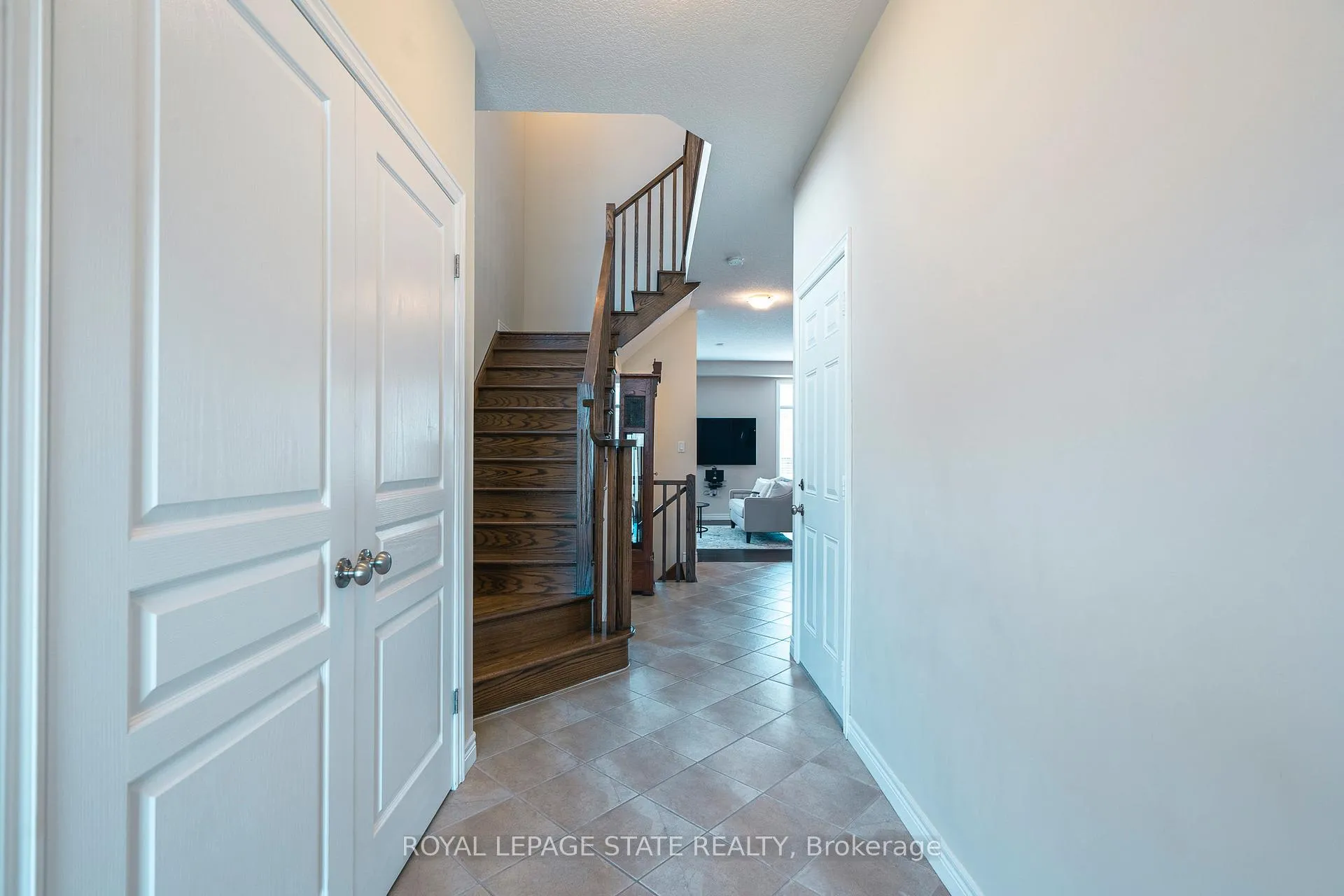 Photo 8 of 12 Charleswood Crescent, Hamilton, Stoney Creek — HOMEH