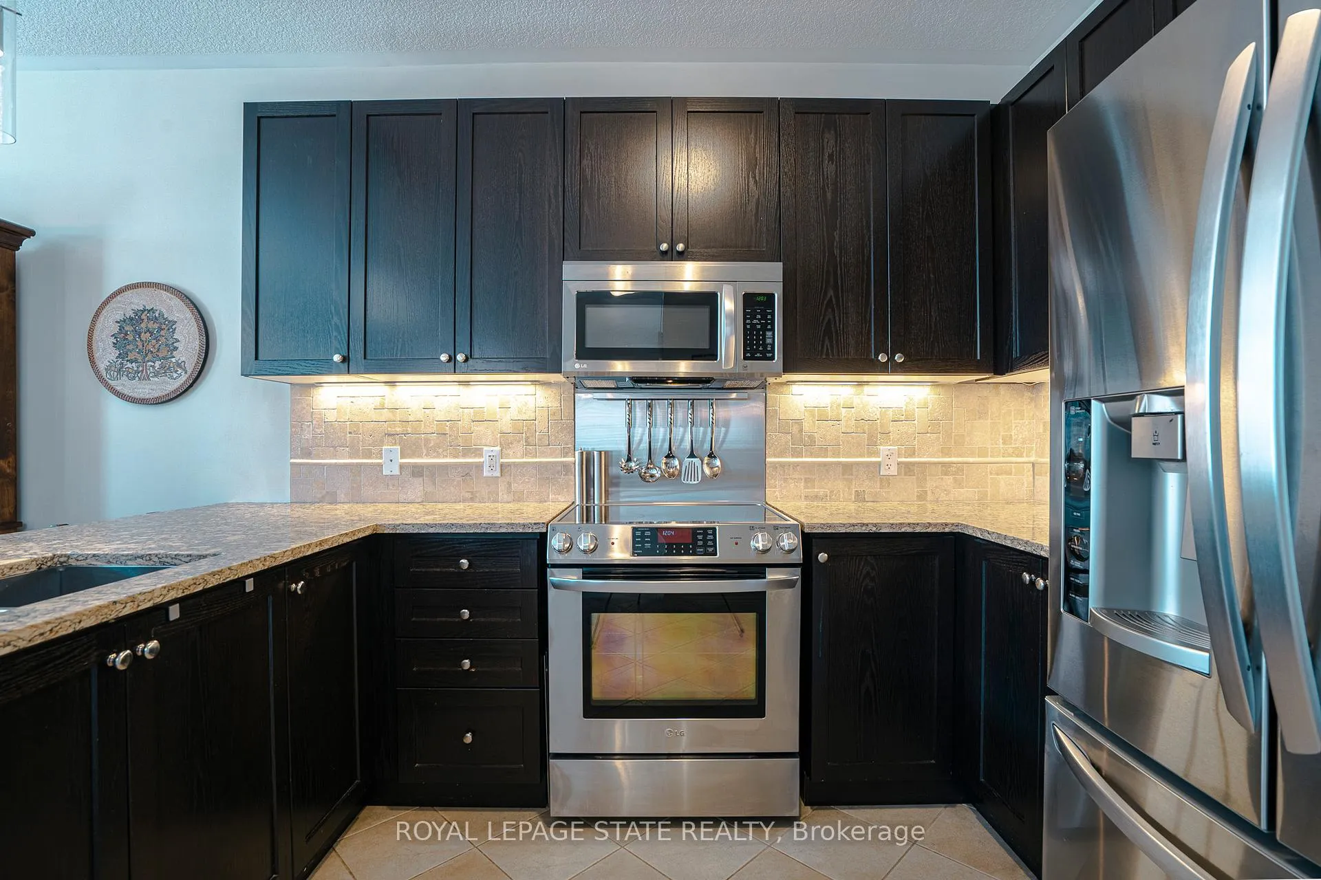 Photo 11 of 12 Charleswood Crescent, Hamilton, Stoney Creek — HOMEH