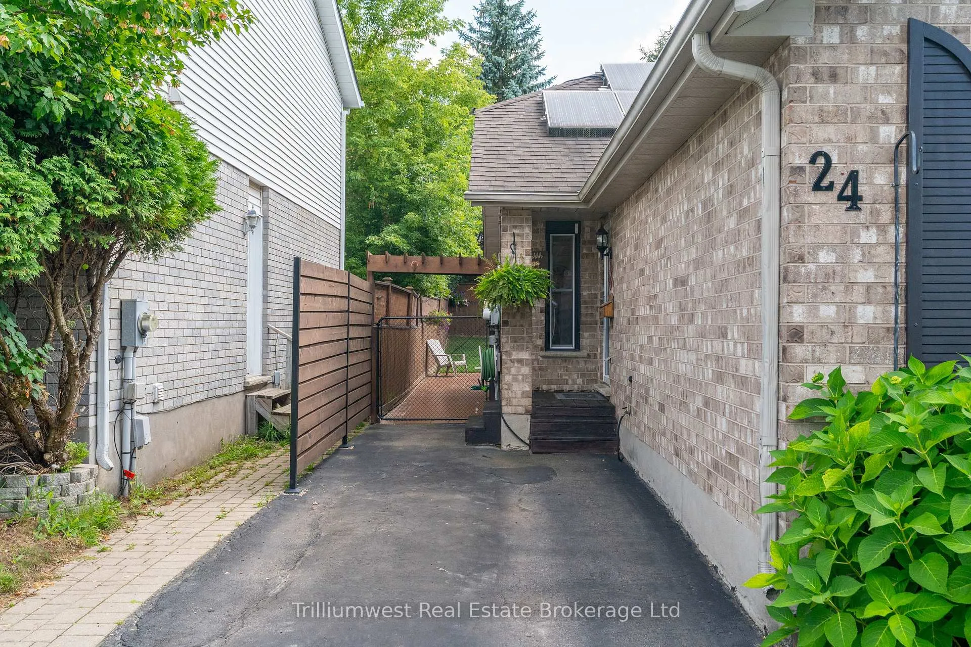 Photo 4 of 24 Sidney Crescent, Guelph, Kortright West — HOMEH