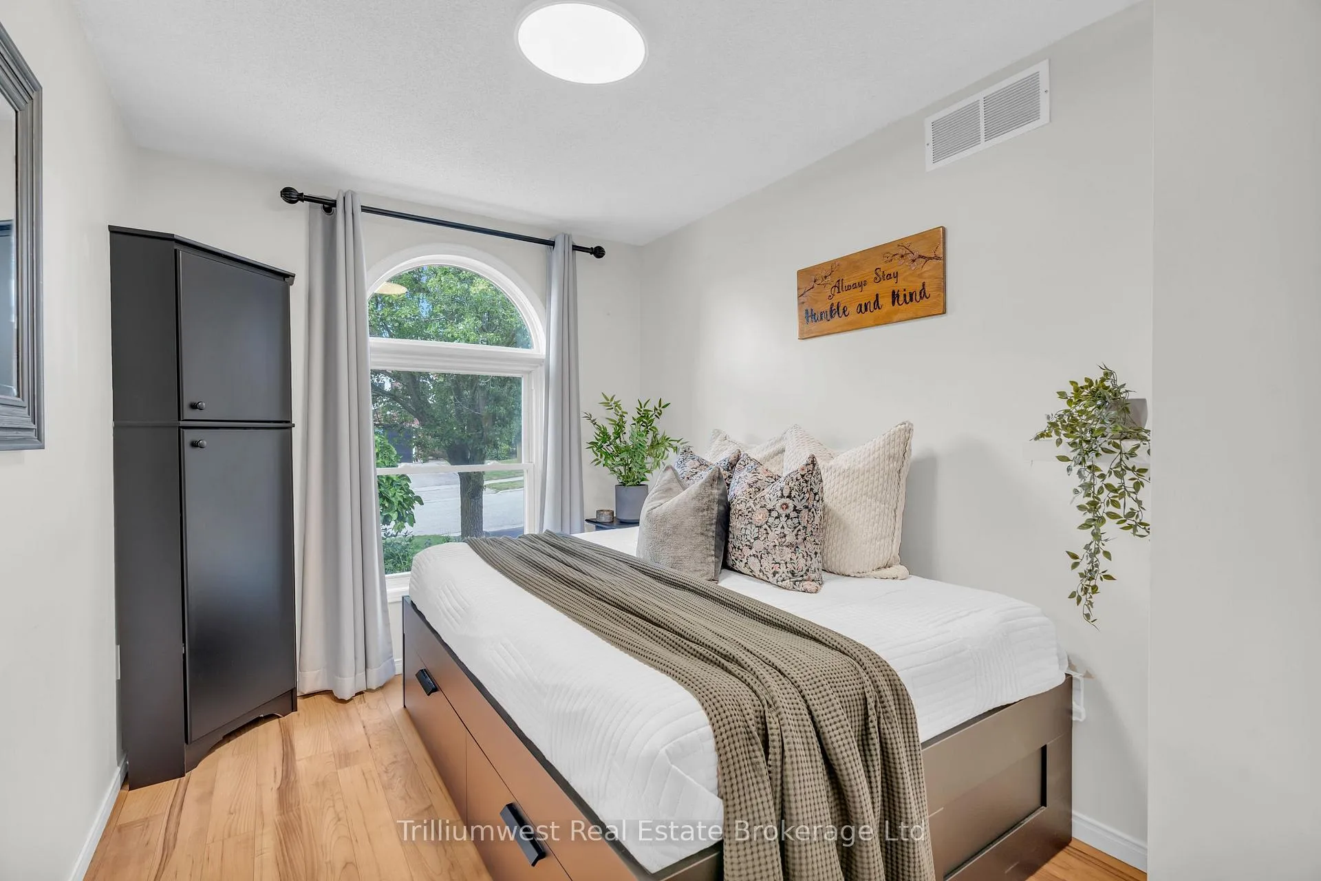 Photo 18 of 24 Sidney Crescent, Guelph, Kortright West — HOMEH