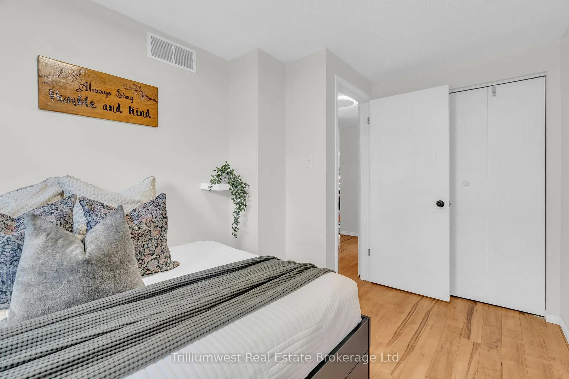 Photo 19 of 24 Sidney Crescent, Guelph, Kortright West — HOMEH