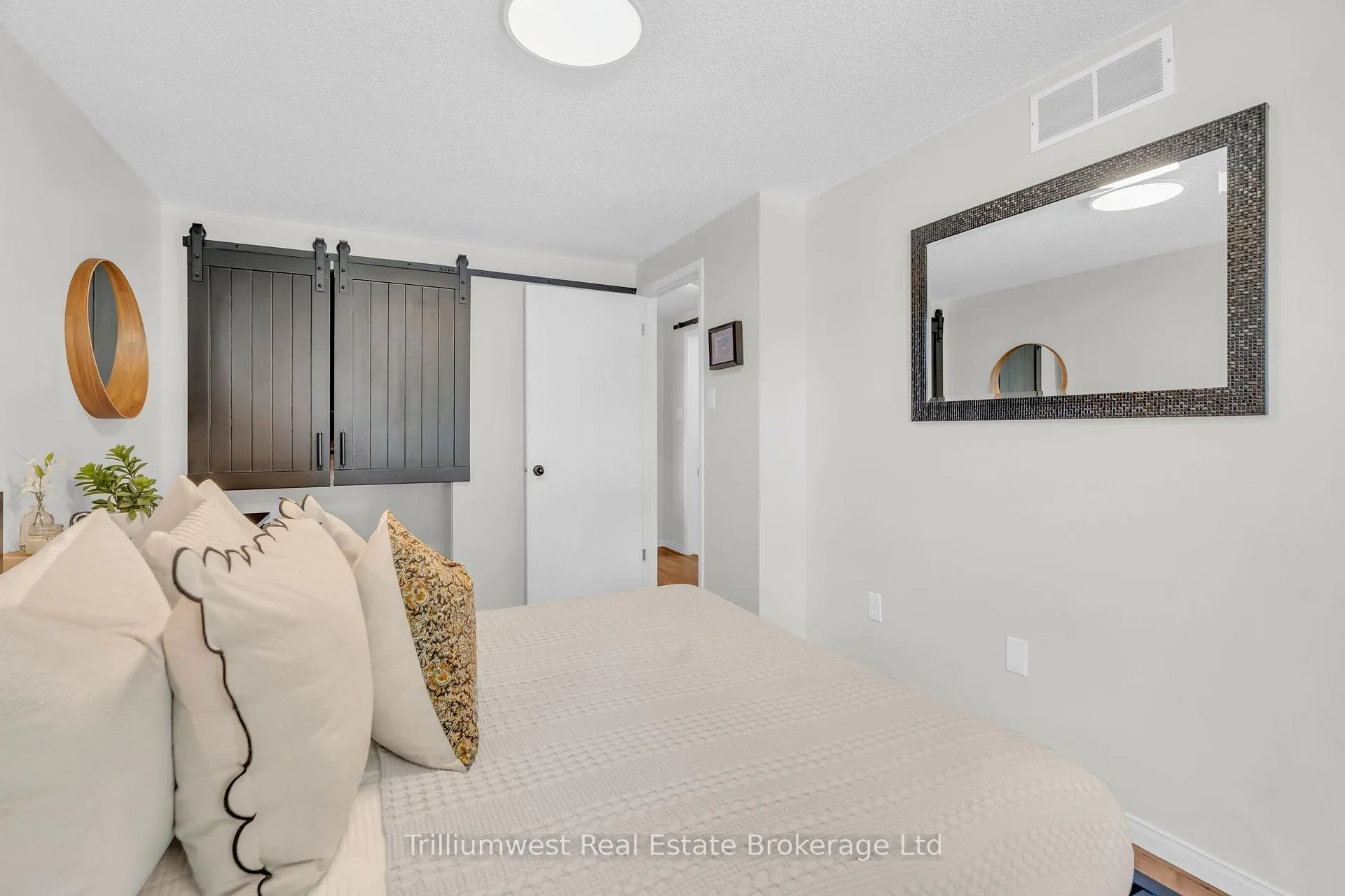 Photo 21 of 24 Sidney Crescent, Guelph, Kortright West — HOMEH