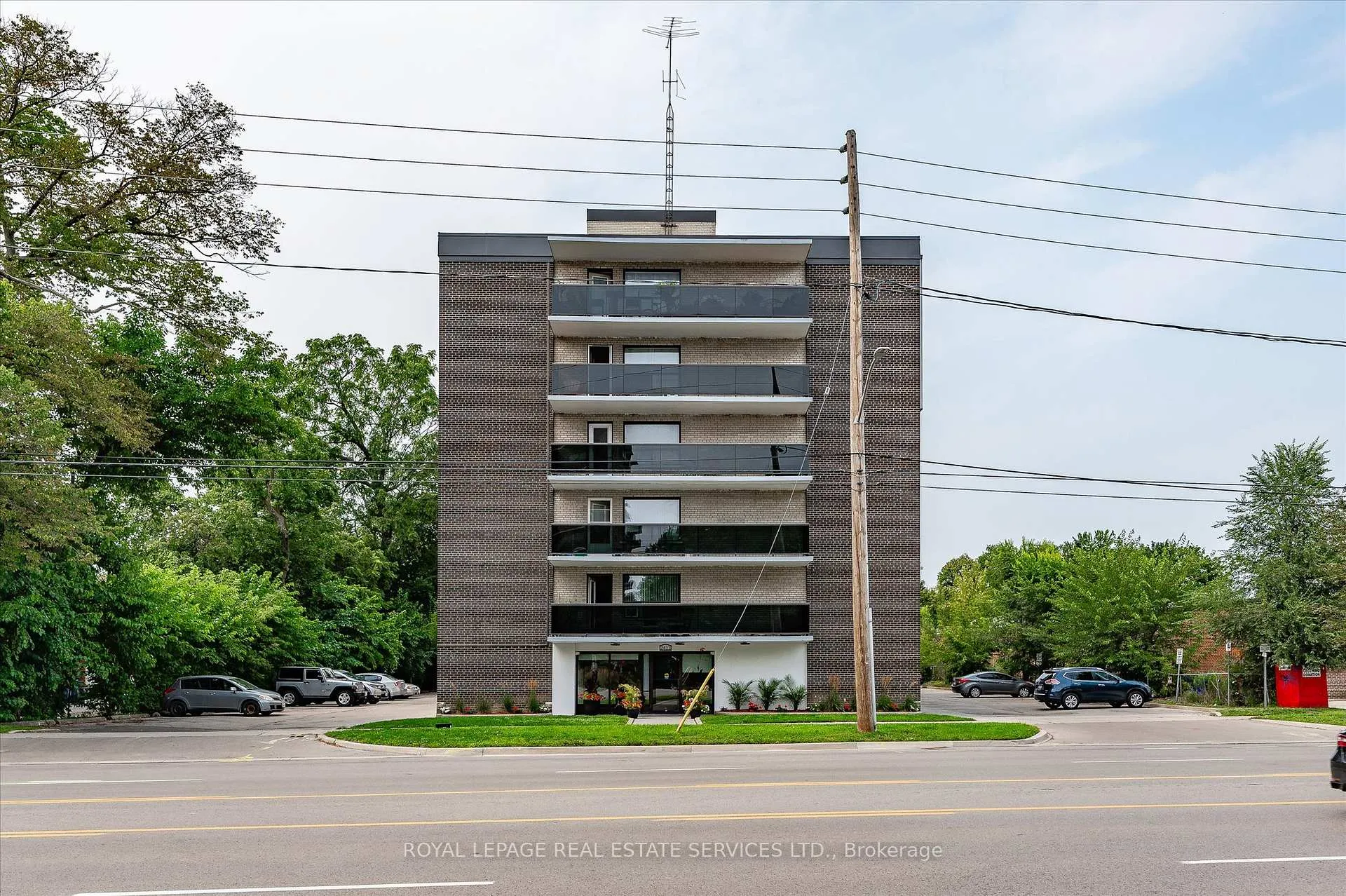 Photo 2 of Unit 210, 2411 New Street, Burlington, Brant — HOMEH