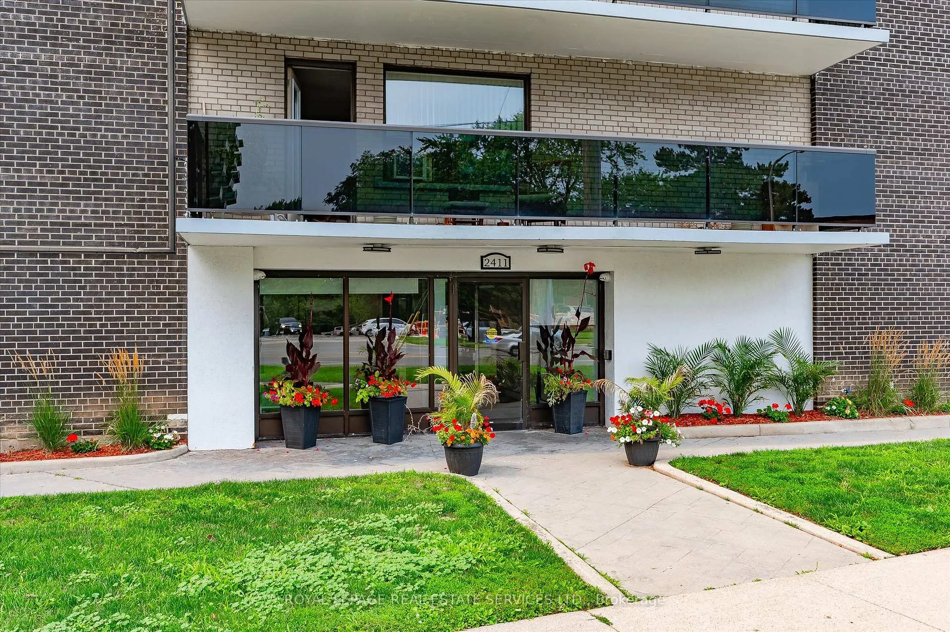 Photo 4 of Unit 210, 2411 New Street, Burlington, Brant — HOMEH