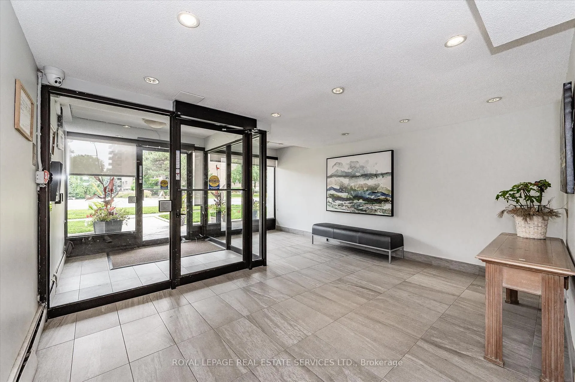 Photo 6 of Unit 210, 2411 New Street, Burlington, Brant — HOMEH