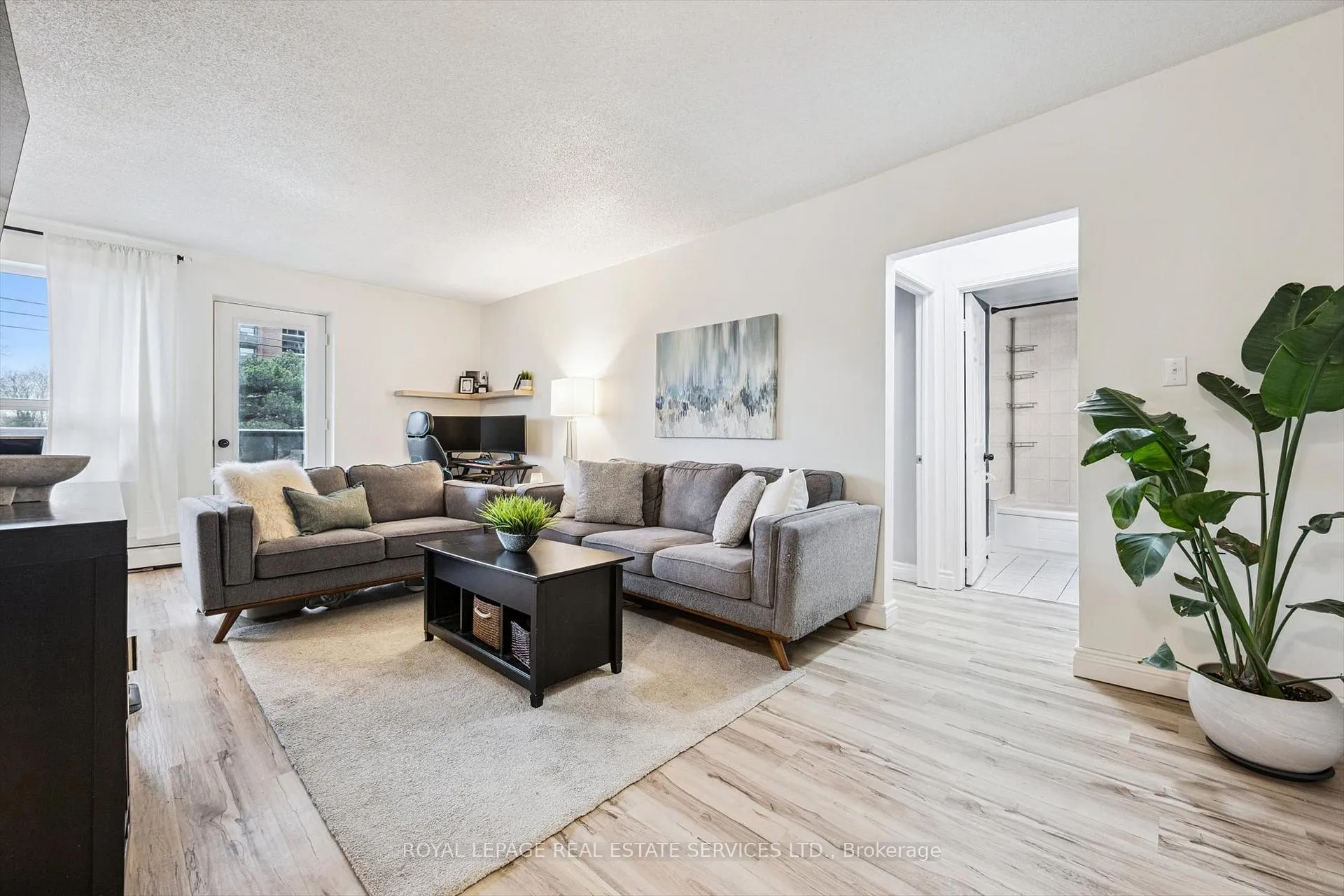 Photo 9 of Unit 210, 2411 New Street, Burlington, Brant — HOMEH