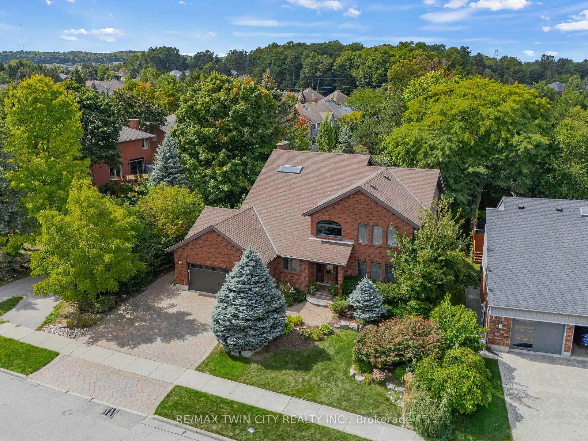Photo 2 of 325 Wyecroft Boulevard, Waterloo — HOMEH
